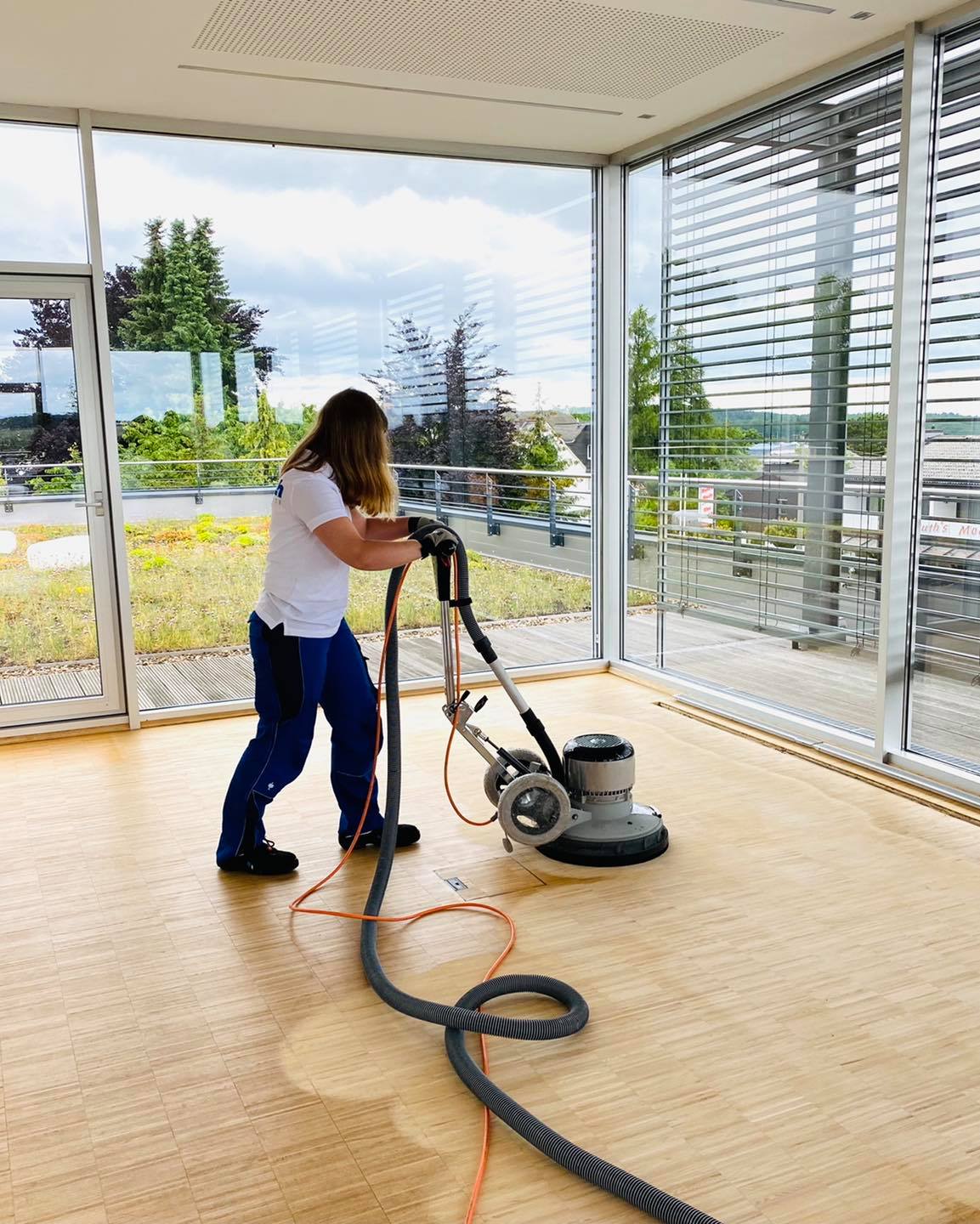Limbach Mitarbeiter bei professioneller Bodensanierung mit modernen Geräten