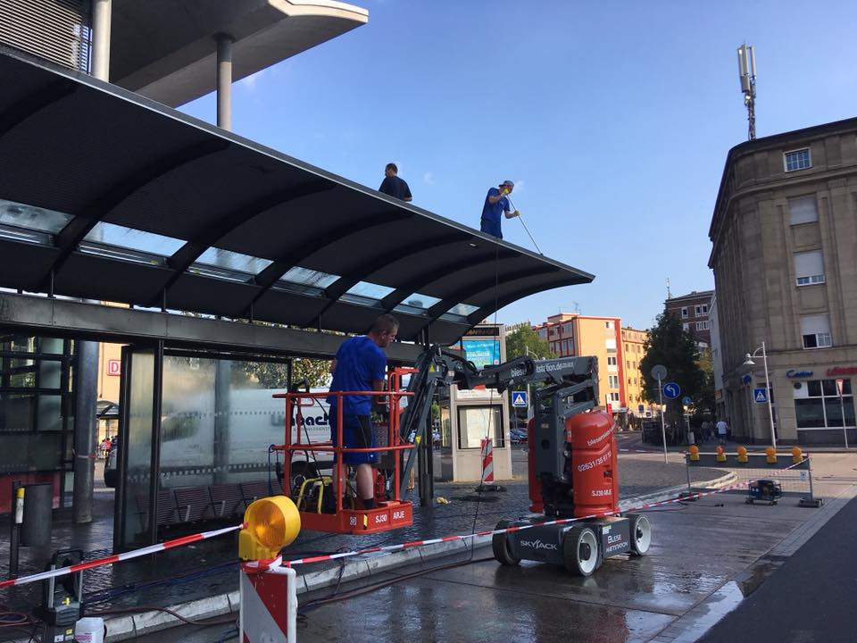 Limbach Hausmeisterservice bei Straßenreinigung am Hauptbahnhof Koblenz von Limbach