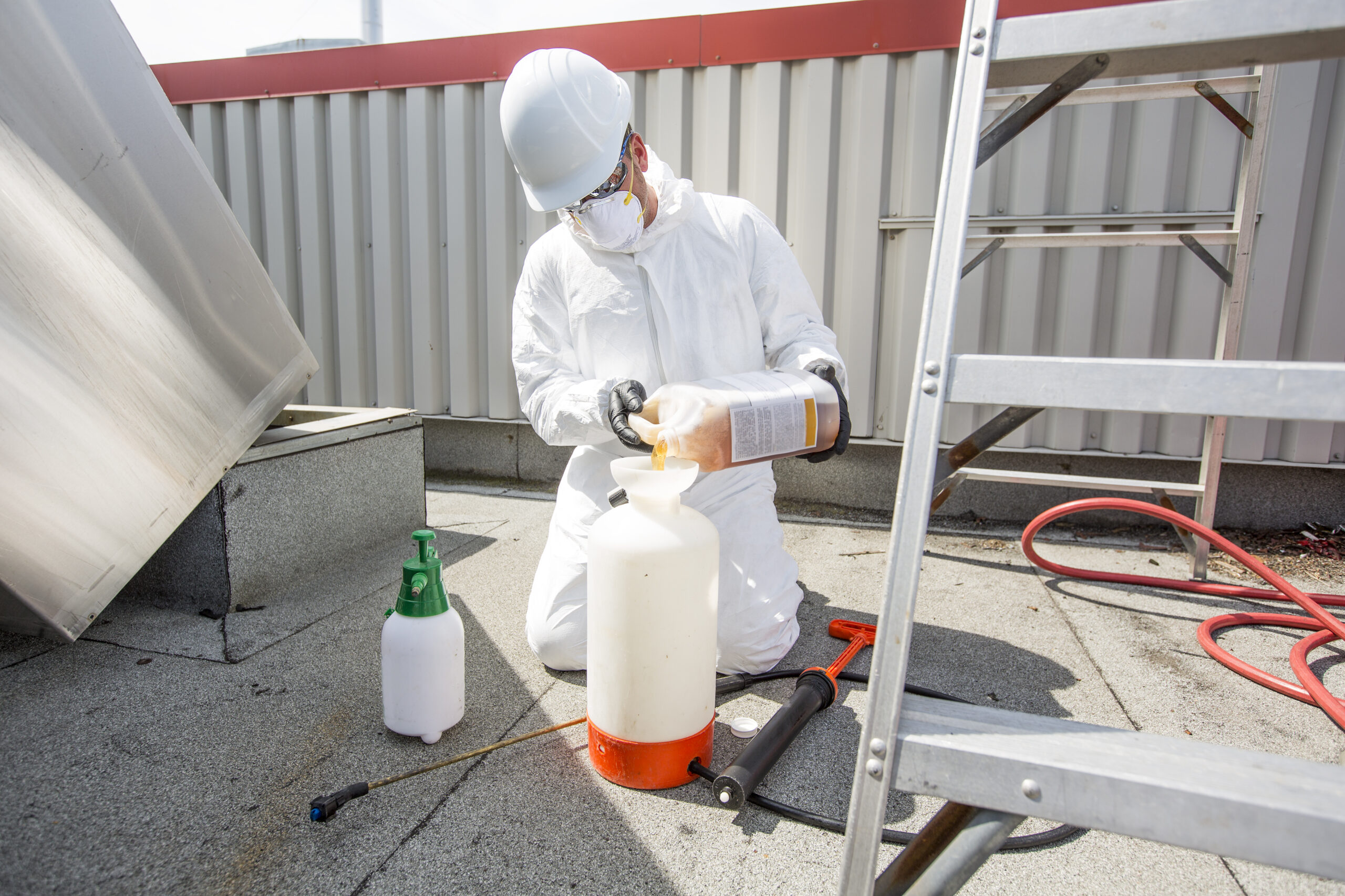 Mitarbeiter für professionelle Umweltdienste in Schutzkleidung bei Industrireinigung